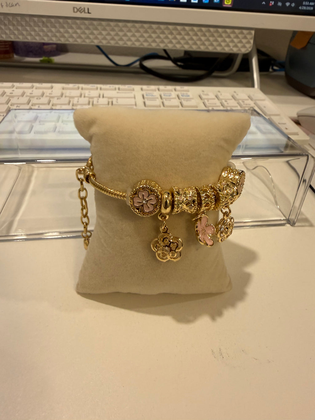 Bracelet with charms and flowers