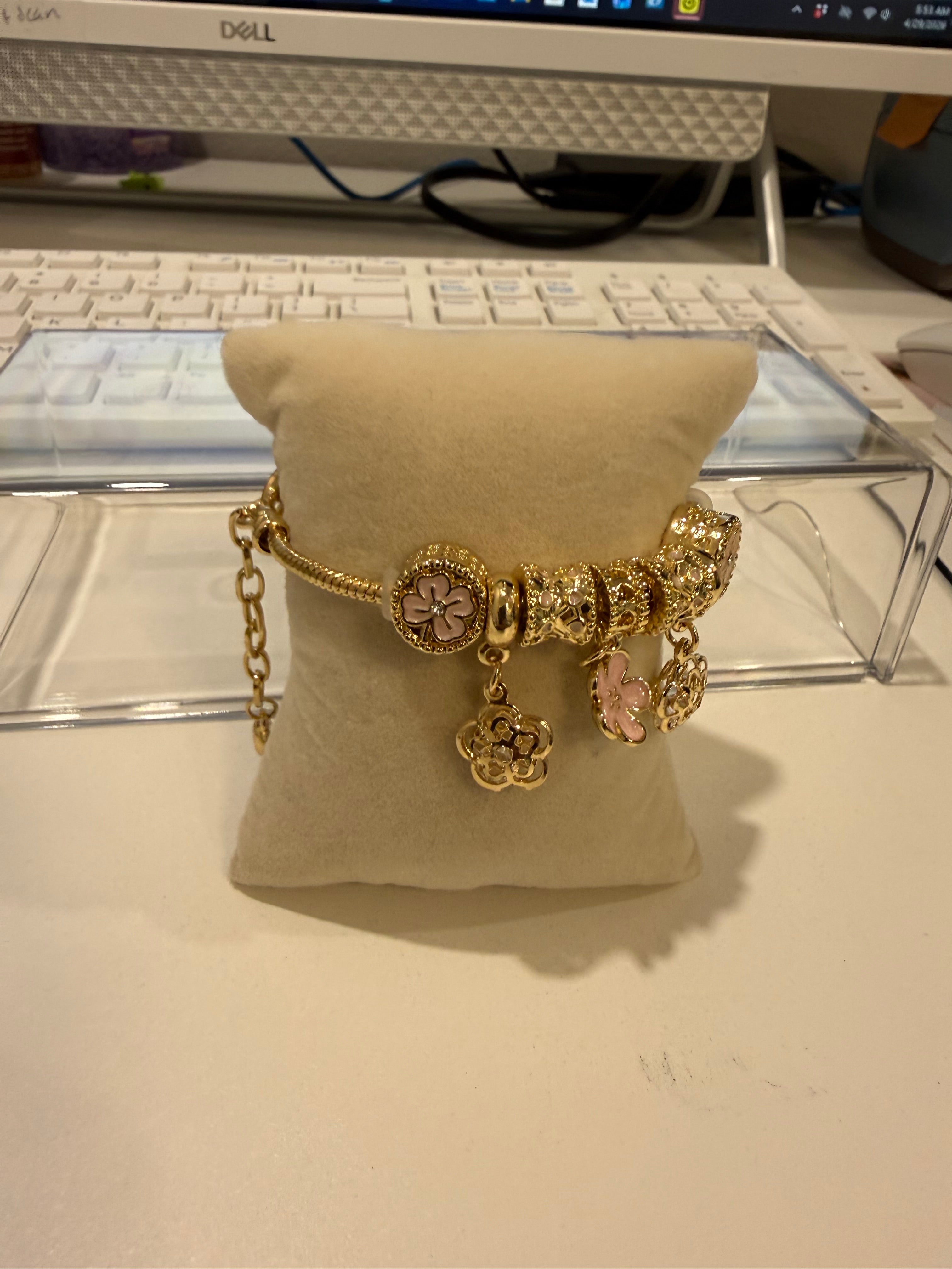 Bracelet with charms and flowers