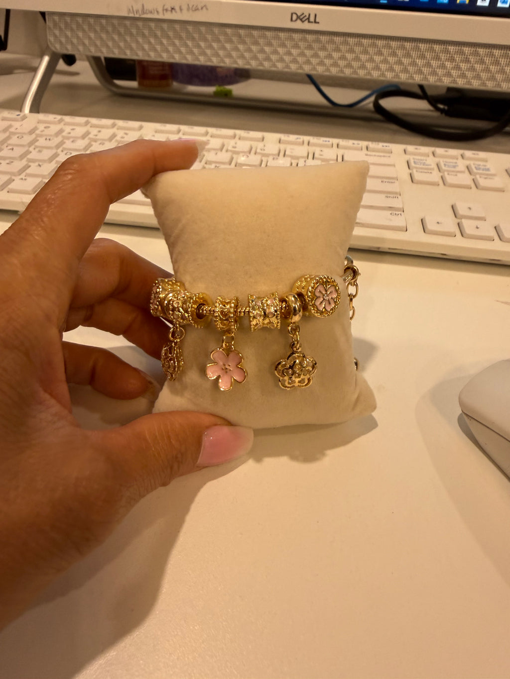 Bracelet with charms and flowers
