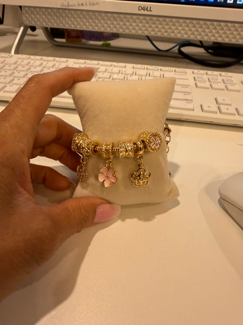 Bracelet with charms and flowers